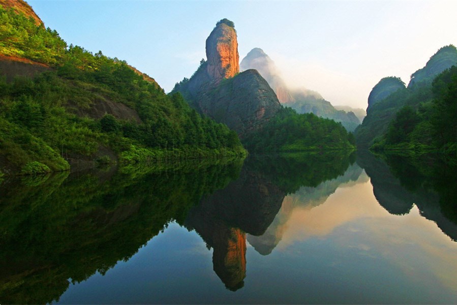 美女峰国家森林公园位于乐山市沙湾区城南,系峨眉山脉第三峰,海拔